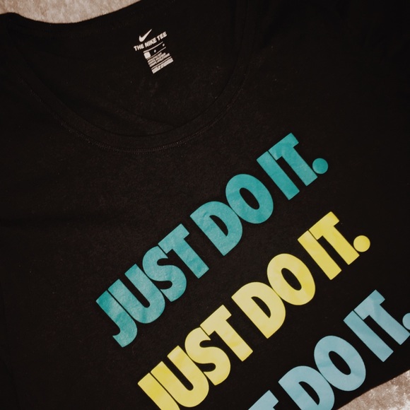 Bundle of women’s Nike tees - Picture 4 of 5